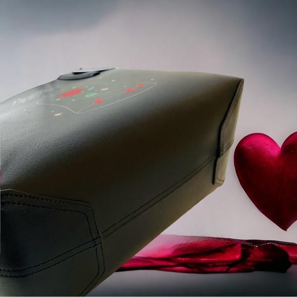 🚨GIFT AWAY🚨 New Kate spade beauty & the beast tote - Picture 6 of 7